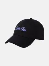 Gorra de sarga de algodón color negro, con visera curva y logo de Calvin Klein bordado en la parte frontal en tono azul claro. Cuenta con cierre metálico ajustable en la parte posterior.