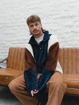 Buzo afelpado de hombre con diseño color block en marrón, azul y blanco.