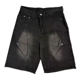 Bermuda de denim con diseño de paneles geométricos y efecto lavado desgastado. Presenta un corte regular fit con detalles de remaches metálicos en los laterales.