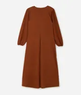 Vestido midi de punto acanalado color marrón, con escote en V y mangas largas abullonadas. Presenta un diseño ajustado en el torso que se ensancha suavemente hacia el ruedo.