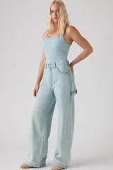 Pantalón de jean estilo baggy carpenter en color celeste claro, con corte ancho y bolsillos utilitarios.