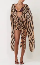 Vestido corto cruzado con estampado animal print tipo tigre, escote en V pronunciado, mangas largas amplias y lazo ajustable en la cintura.