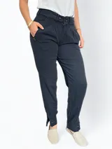 Pantalón celeste de lino con pinzas en la cintura, bolsillos laterales y corte a la altura del tobillo con aberturas laterales.