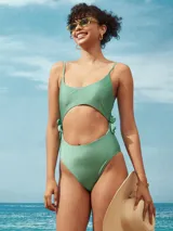 Malla entera color verde con abertura en la zona abdominal y lazos laterales.