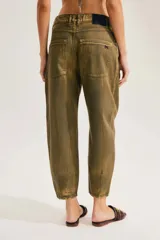 Jean slouchy de tiro alto, color verde militar con efecto desgastado, de corte relajado y silueta barrel con piernas curvadas y botamangas ajustadas.