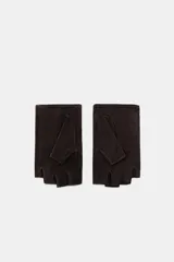 Guantes tipo mitones confeccionados en piel de ante, con diseño de dedos descubiertos, detalle de perforaciones circulares y cierre ajustable mediante lazada en el dorso.