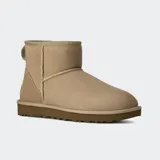 Botas cortas de gamuza color negro, con interior de piel de oveja suave y suela ligera.