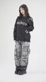 Pantalón jean gris oscuro con efecto desgastado, tiro alto, corte amplio y múltiples bolsillos tipo cargo.