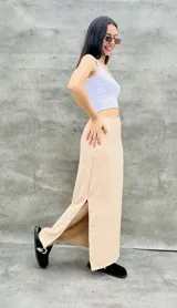 Pollera larga color beige de corte recto con abertura lateral.