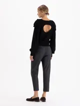 Pantalón de vestir color gris, de corte regular y largo tobillero. Presenta cintura alta con trabillas, cierre frontal con doble gancho y un cinturón desmontable con hebilla metálica.