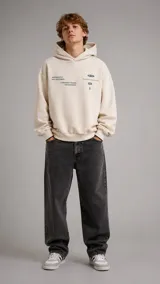 Hoodie de felpa color marfil, con capucha y estampa tipográfica en el pecho en tono verde oscuro.