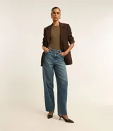 Blusa básica color mostaza, con escote redondo y manga corta.