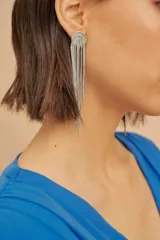 Vestido de fiesta midi color azul eléctrico, con escote en V, mangas 3/4 de microtul y detalle de perlas a tono en el centro.