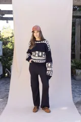 Pantalón de tiro alto con corte recto y silueta amplia, confeccionado en tejido suave y liviano con cintura elástica.