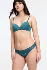 Soutien push-up de microfibra color verde petróleo, con aros y detalles de puntilla en los laterales de las copas. Cuenta con breteles regulables y cierre posterior con broche.