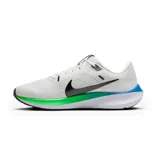 Championes de running Nike Pegasus 40 para hombre, color blanco con detalles en negro, verde neón y azul. Presentan un diseño de malla transpirable, logo Swoosh negro y mediasuela con tecnología Air Zoom.
