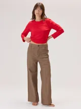 Pantalon de corte recto con costuras verticales decorativas en contraste color rojo. Presenta cintura con trabillas, cierre frontal con botón y bolsillos laterales.