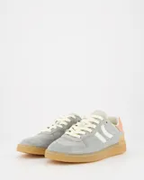 Championes urbanos Coolway modelo Goal, color gris claro con detalles en blanco, beige y rosa. Confeccionados en serraje suave con lengüeta preformada de piel acolchada, forro interior de piel y cordones planos bicolor intercambiables. Suela flexible de goma y caucho.