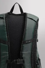 Mochila deportiva de tejido técnico en color verde oscuro, con múltiples bolsillos frontales en tonos negro y marrón. Cuenta con compartimento principal con cierre termosellado, bolsillos laterales ajustables con cordón, parte posterior acolchada y asas ajustables con hebilla de liberación rápida.