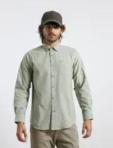 Camisa de manga larga con cuello button-down, bolsillo frontal y botones de madera. Confeccionada en una mezcla de poliéster y algodón.