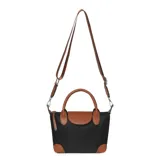 Cartera tipo bandolera Las Oreiro, confeccionada en poliéster negro con detalles en cuero sintético color suela. Cuenta con asas superiores fijas, correa larga ajustable y extraíble, solapa frontal con cierre y refuerzos en las esquinas inferiores.