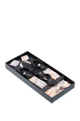 Set de tirantes con moño y pañuelo de bolsillo, color azul con estampado floral en tonos grises. Los tirantes son ajustables y tienen apliques para abrochar a botones o pinzas metálicas para sujetarlos al pantalón.