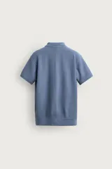 Polo de manga corta color azul con estructura piqué, cuello solapa y cierre frontal de dos botones. Cuenta con acabados en rib en cuello, mangas y ruedo.