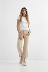 Remera básica color crema de algodón, con cuello redondo y mangas cortas.