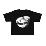 Remera boxy negra de manga corta, con estampa frontal en serigrafía de unos labios blancos con detalles de texto.
