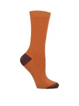 Medias de largo medio en tejido acanalado color naranja con destellos brillantes, con talón y puntera en contraste color marrón oscuro.