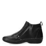 Botas cortas de cuero negro con costuras a la vista en color blanco, cierre lateral y suela de goma antideslizante.