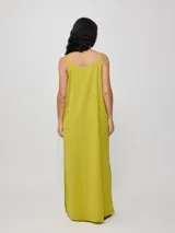 Vestido largo de corte recto y holgado, con breteles finos y tajo lateral en el ruedo.