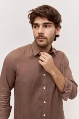 Camisa de lino color marrón mocha, de corte regular, con cuello clásico, mangas largas y cierre frontal con botones al tono.