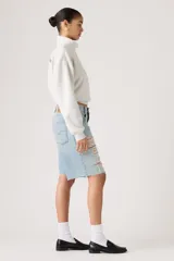 Bermuda de jean tiro medio color celeste claro, estilo baggy con roturas y flecos en los bordes.