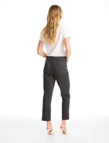 Pantalón de corte recto y largo al tobillo, confeccionado en gabardina elastizada con estampado cuadrillé. Presenta cintura alta tipo pull-on, bolsillos simulados en la parte frontal y detalle de botones decorativos dorados en los laterales de la cintura.