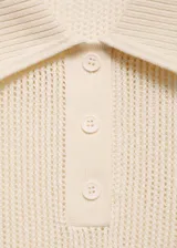 Jersey de punto calado con diseño tipo crochet, cuello polo y cierre frontal de botones. Presenta mangas cortas y un corte recto.