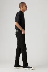 Jean Levi's 512 Slim Taper color negro, de corte ajustado en el muslo y pierna cónica.