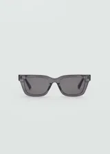 Gafas de sol con montura cuadrada de policarbonato reciclado en color gris traslúcido y cristales oscuros con protección UV categoría 3.