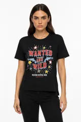 Remera de algodón negra con cuello redondo y mangas cortas. Presenta un estampado frontal con la frase 'WANTED AND WILD', gráficos de revólveres, estrellas y texto alusivo a un festival western.