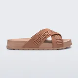Sandalias Melissa modelo Cozy Slide M Lover II, color tostado, con tiras cruzadas en el empeine con relieve de la marca y suela anatómica de EVA.
