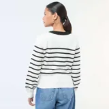 Sweater de punto con diseño cruzado tipo cárdigan, de manga larga y cuello en V. Presenta un estampado de rayas horizontales negras sobre fondo blanco, con bordes negros y un botón dorado decorativo en el frente.