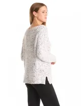 Buzo de chenille con textura jaspeada, cuello bote y manga larga. Presenta un diseño de tejido acanalado con aberturas laterales en el ruedo.