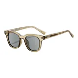 Lentes de sol Queenstown de diseño clásico con armazón negro brillante de acetato y detalles metálicos en las esquinas frontales, y cristales oscuros.
