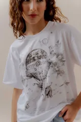 Remera blanca de algodón con estampado de globo aerostático estilo boceto con detalles brillantes.