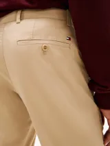 Pantalón de corte recto confeccionado en sarga de algodón con un toque de elastano. Presenta cierre de botón con cremallera, diseño de cuatro bolsillos y logo bordado sobre el bolsillo trasero.