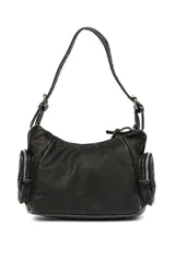 Cartera tipo hobo color verde militar, con correa ajustable, cierre principal y múltiples bolsillos exteriores con cierre. Incluye detalles de tiradores con flecos en los cierres.