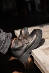 Bota de cuero marrón con doble velcro y suela track.