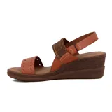 Sandalia de taco chino color marrón, con tiras de cuero con perforaciones y detalles textiles en el empeine, y tira ajustable en el talón.