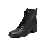 Bota corta acordonada de cuero negro, con taco cuadrado bajo y suela con relieve.