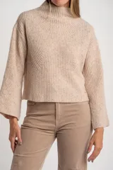 Sweater de punto acanalado color marrón, con cuello alto tipo polera y mangas largas de corte ancho. Posee un diseño oversize confeccionado en mezcla de lana.